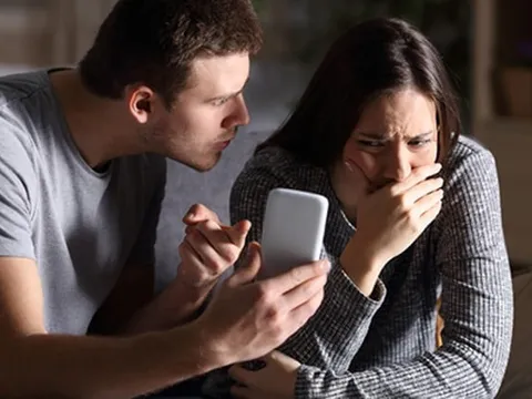Một dòng tin khuyến mãi bất ngờ khiến người chồng lần ra sự phản bội của vợ tại nhà