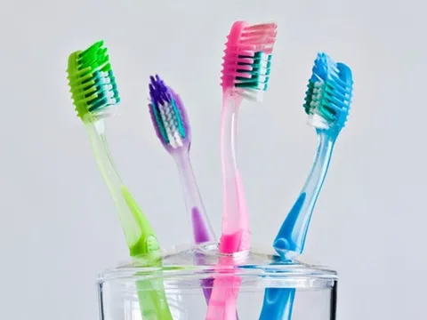 Giật mình sự thật về bàn chải đánh răng: Bạn có đang “đánh” vi khuẩn vào miệng mỗi ngày?