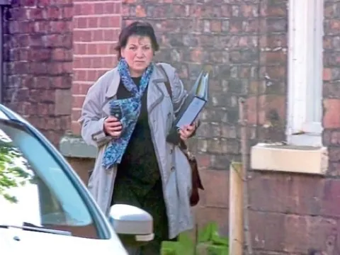 Nữ giúp việc trở thành “bác sĩ tâm thần” suốt 20 năm nhờ bằng giả tự chế tại nhà