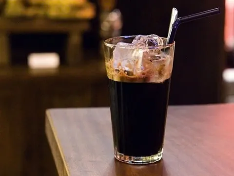 Uống cà phê đá giữa trưa nắng, cô gái không ngờ điều xảy ra sau đó