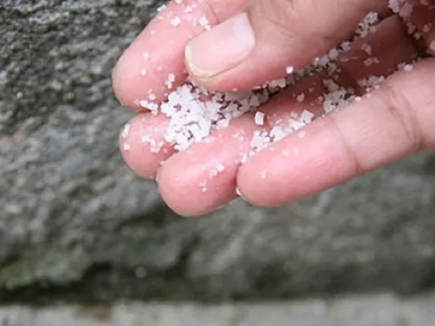 Rắc một nắm muối vào nhà tắm: Mẹo nhỏ, lợi ích lớn ai cũng nên biết