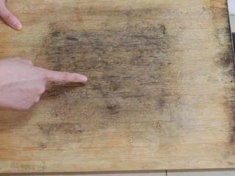 Chuyên gia cảnh báo: Thấy 4 dấu hiệu này trên thớt, hãy thay ngay kẻo rước bệnh vào người