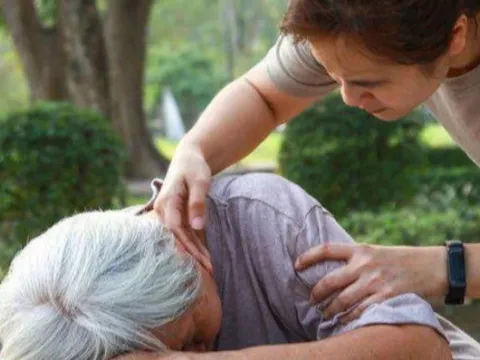 Chỉ vì “vận động cho tiêu cơm”, người phụ nữ đột tử ngay sau bữa trưa: Bác sĩ cảnh báo “thà ngồi yên còn hơn”