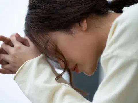 Mong muốn ở riêng bị trì hoãn suốt 2 năm: Tôi bất lực vì chồng ngại khổ, mẹ chồng không tin