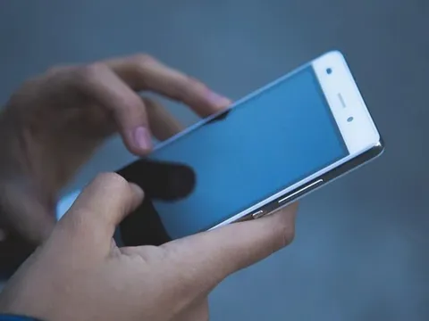 Đang dùng điện thoại, nữ sinh 20 tuổi bỗng tê tay rồi đột quỵ