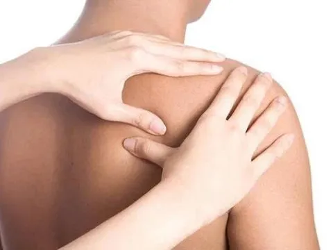 Vợ xoa bóp cổ giúp chồng thư giãn, ai ngờ khiến anh nhập viện vì đột quỵ não