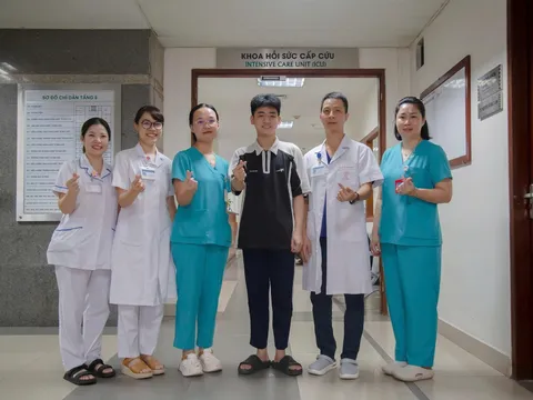 Nam sinh bị ung thư máu, ban ngày truyền hóa chất , ban đêm học bài, đạt 28 điểm và trở thành Á khoa