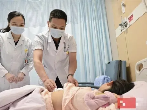 Bé gái 8 tuổi không thể đứng thẳng, bác sĩ tiết lộ lý do khiến cha mẹ đau đớn tự trách