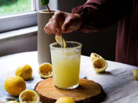 Bí quyết giữ dáng chỉ với một ly nước ấm mỗi sáng đơn giản mà hiệu quả