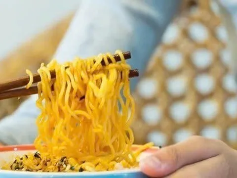 Ăn mì để tủ lạnh 3 ngày, người đàn ông 29 tuổi suýt mất mạng vì nhiễm độc tố cực mạnh