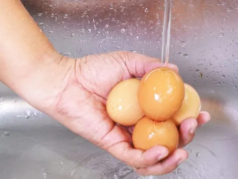 Một hành động quen tay khiến cả nhà 3 người cùng ngộ độc vì trứng