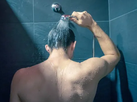 Nắng nóng cực điểm, bác sĩ chỉ ra thói quen tắm sai lầm dễ gây đột quỵ, nhồi máu cơ tim