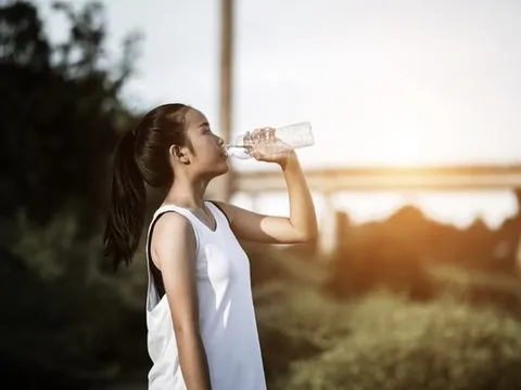 Cảnh báo 3 sai lầm phổ biến khi uống nước mùa nóng: Tưởng mát mà hại thân