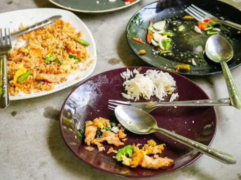 Ăn lại đồ thừa để tiết kiệm, cả nhà 3 người nhận cái kết đắng lòng