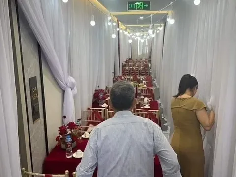 Đám cưới có 1-0-2: Dựng rạp ăn hỏi, đãi khách ngay hành lang chung cư, thái độ của hàng xóm cực bất ngờ
