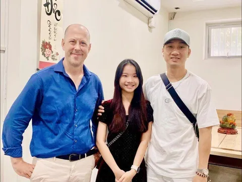 Con gái MC Thành Trung nức nở khi xa ông bà nội người Hà Lan, cảnh bịn rịn tại sân bay khiến mẹ xúc động