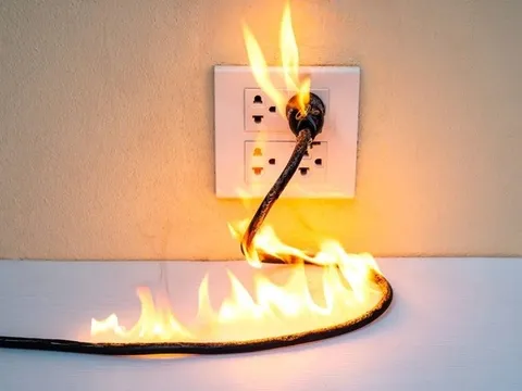 5 “mồi lửa” ẩn trong phích cắm, dây điện khiến đồ gia dụng bốc cháy bất cứ lúc nào