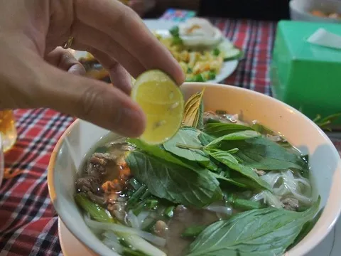 Vì sao nên vắt chanh khi ăn phở? Câu trả lời khiến nhiều người bất ngờ