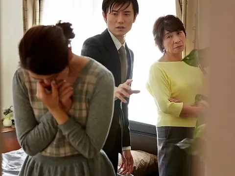 Mẹ đẻ đem chục trứng gà mừng đầy tháng cháu, tôi gói cho bà chút đồ ăn thừa mang về, mẹ chồng chạy tới giật lại