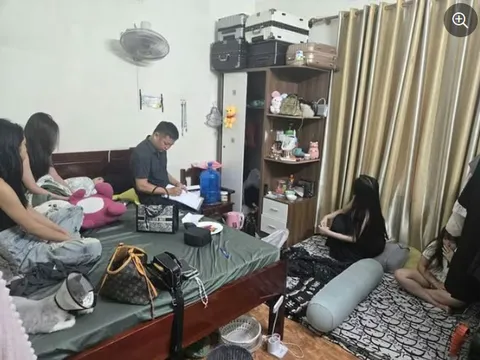 Phát hiện 4 cô gái trẻ đang làm điều mờ ám trong phòng trọ khóa trái cửa