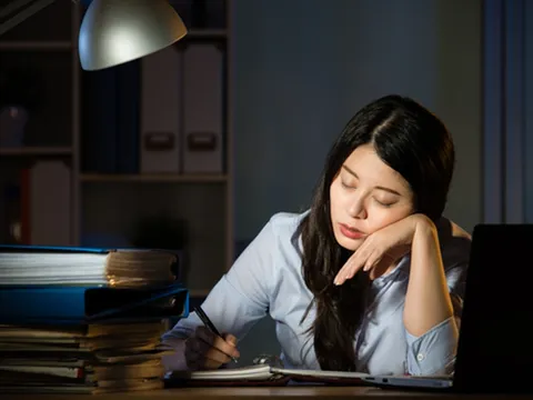 Nhận diện sớm 3 tín hiệu thận “kêu cứu” vì thói quen thức khuya