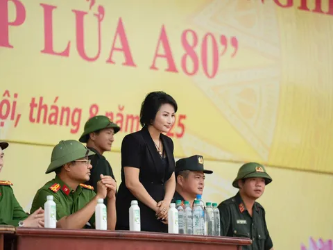 Doanh nhân Trần Thị Lan trao quà động viên lực lượng A80 Bộ Công an