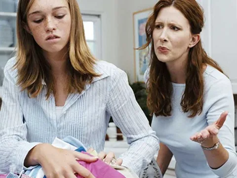 Bế tắc trong gia đình: Tôi bị mẹ ruột lừa tiền, coi thường và ruồng rẫy chỉ vì không phải con trai