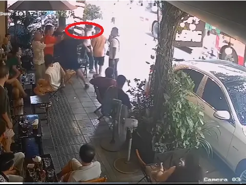 Nhắc nhở đỗ xe trước cửa quán, hai cha con bị nhóm người đi “xe sang” hành hung, camera ghi lại gì?