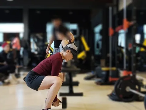 Tuổi xế chiều nhưng tinh thần trẻ trung: cụ bà U80 tập gym, nâng tạ 10 kg gây sốt mạng xã hội
