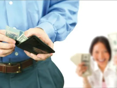 Kế hoạch cưới xin lung lay vì bạn gái tiêu pha vô tội vạ