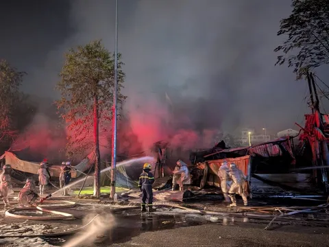 Hà Nội: Huy động 6 xe chữa cháy cùng gần 50 cán bộ chiến sĩ khống chế vụ hoả hoạn lớn lúc rạng sáng