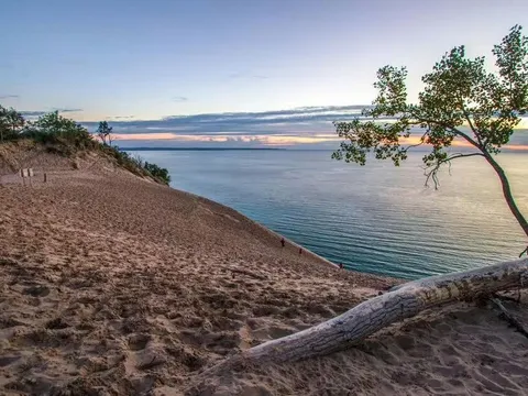 Du khách tới cồn cát Sleeping Bear có thể đối mặt khoản phạt 2.331 bảng Anh vì 1 lý do