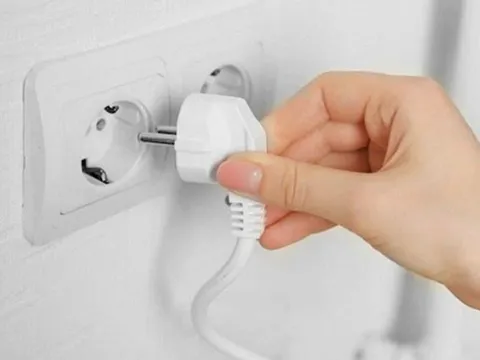 Hóa đơn điện giảm ngay khi rút phích cắm ban đêm – mẹo tiết kiệm đơn giản ai cũng làm được