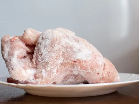 Đừng nấu vội: 5 thực phẩm tiềm ẩn nguy cơ khi lấy trực tiếp từ tủ đông