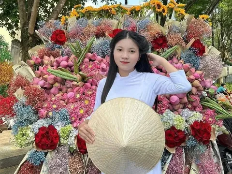 Nữ sinh lớp 11 bắt taxi ra sân bay rồi mất tích bí ẩn: Hé lộ tin nhắn cuối cùng cho mẹ