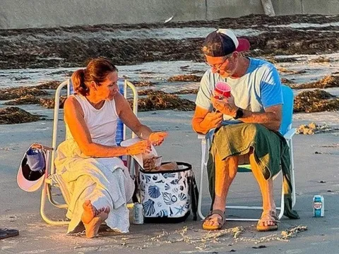 Tưởng “đường ai nấy đi”, vợ chồng Andy Byron lại bất ngờ xuất hiện tình tứ sau scandal ngoại tình rúng động