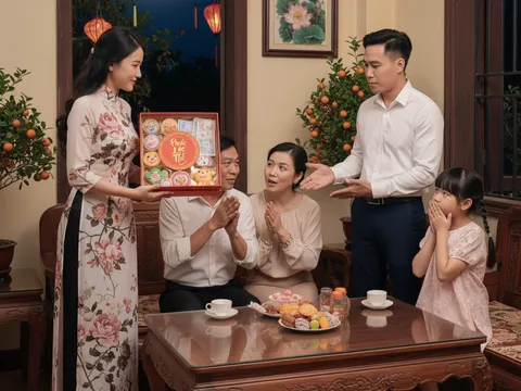 Mở hộp bánh Trung thu bạn gái mang biếu, cả nhà tôi chết lặng vì một chi tiết khó ngờ