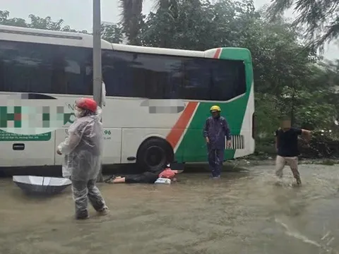 Hà Nội: Nhiều người nghi bị điện giật khi đi qua điểm ngập nước ở nút giao Tú Mỡ – Phạm Hùng