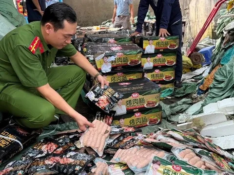 Ngăn chặn kịp thời gần 1,7 tấn xúc xích trôi nổi chuẩn bị “tuồn” ra thị trường