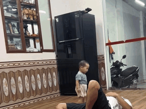 Thấy bố ngã lăn ra sàn, cậu bé lon ton mở tủ lạnh lấy thứ này khiến dân mạng cười ngất
