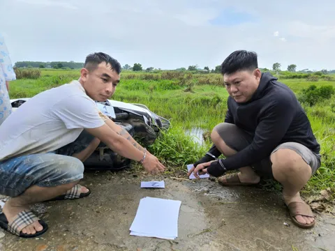 Kiểm tra hành chính, bất ngờ phát hiện lượng lớn ma túy trên chiếc xe mô tô nhiều nghi vấn