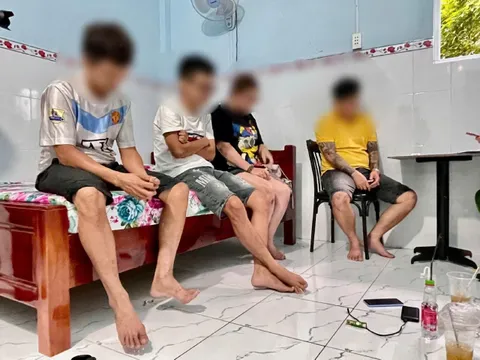 Phát hiện 3 nam, 1 nữ rủ nhau vào nhà nghỉ làm chuyện động trời