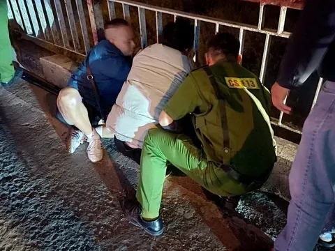 Phát hiện nam thanh niên cầm dao trên cầu Chương Dương, cảnh sát phản ứng nhanh kịp thời ngăn bi kịch