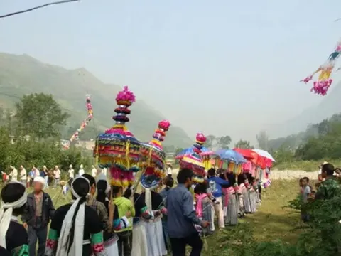 Khi tiếng cười vang lên giữa tang lễ: Bí ẩn phong tục “trộm heo” – nghi thức tiễn đưa người chết bằng niềm vui