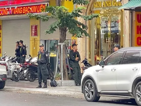 Công an phong tỏa khu phố sầm uất ở Thanh Hóa, khám xét loạt tiệm vàng lớn