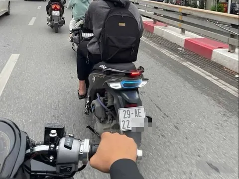 Cầm điện thoại khi lái xe – thói quen nguy hiểm khiến nhiều tài xế ‘mất tiền không oan’