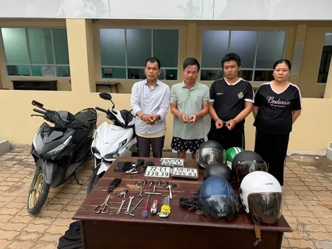 Bắt nhóm trộm xe máy chuyên “rình” trước cổng trường ở TP.HCM