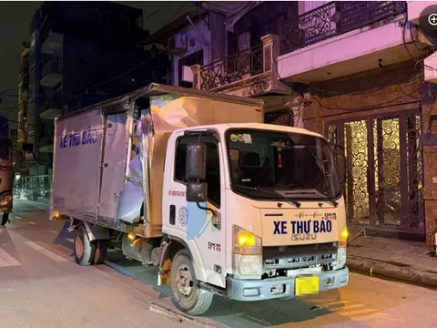 Vụ ô tô tải tông liên hoàn hàng loạt xe: “Vài giây may mắn” đã giúp người đàn ông tránh tai nạn như thế nào?