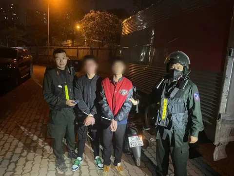 141 Hà Nội phát hiện đối tượng cầm tẩu thuốc hình trụ và hộp đựng thảo mộc khô nghi ma tuý