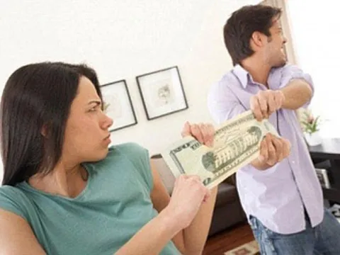 Từ 15/12/2025, vợ kiểm soát thu nhập của chồng có thể bị phạt đến 30 triệu đồng